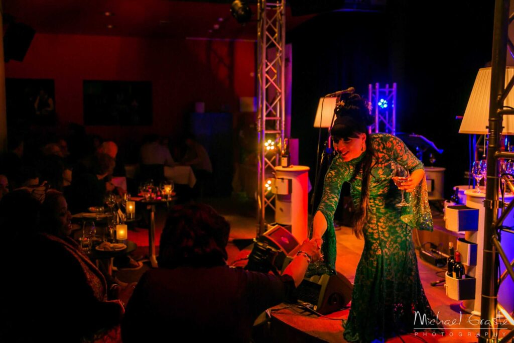 Publiek bij een concert in warm avondlicht